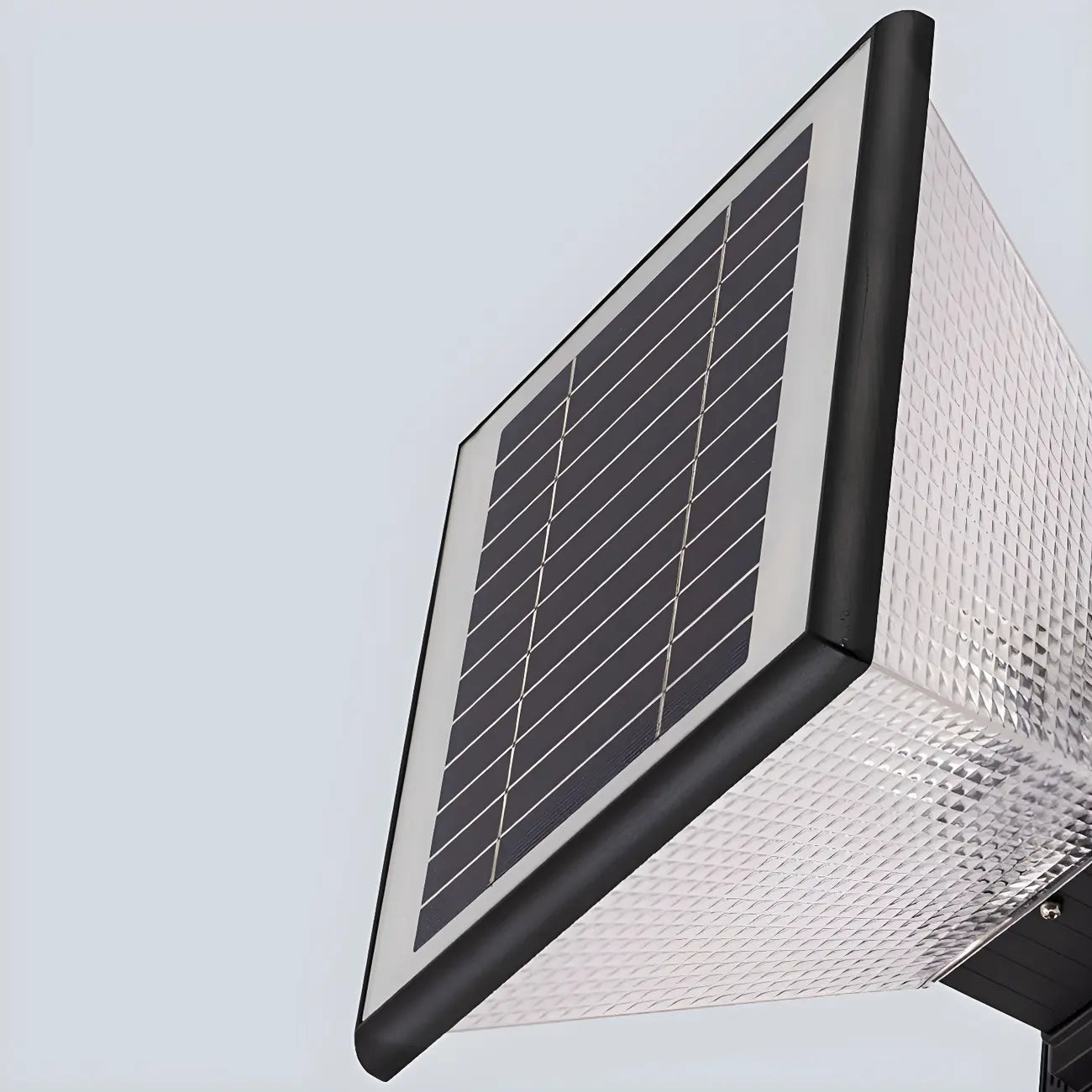 Lampadaires d'extérieur pyramidaux modernes à texture noire.