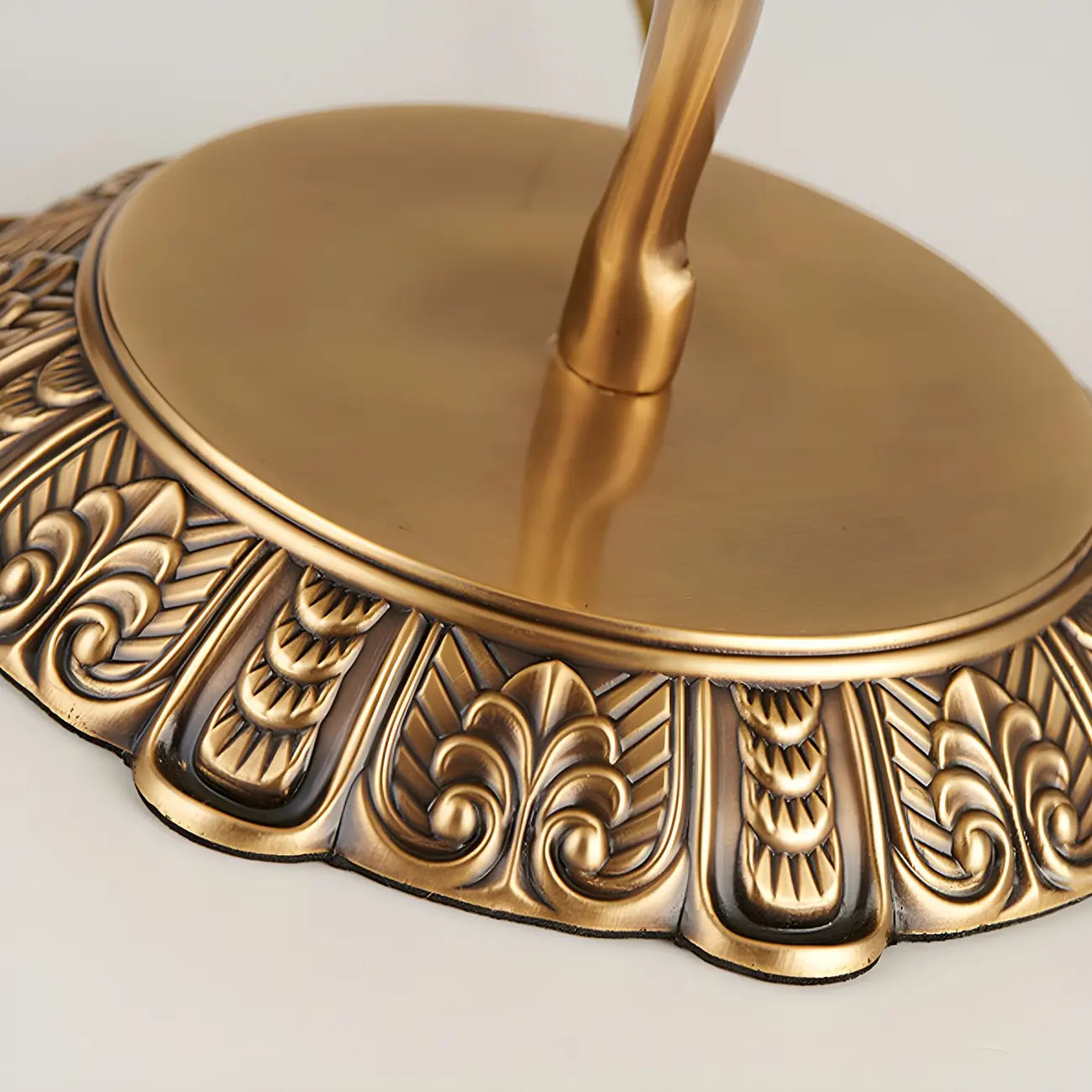 Lampe de table en laiton sculptée, à dôme en forme de sculpture figurative artistique