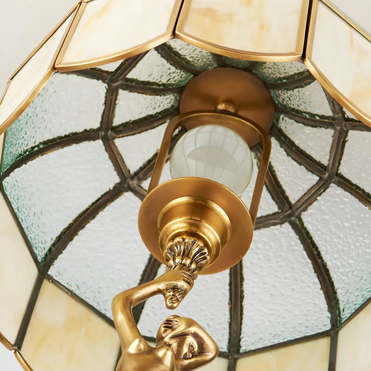 Lampe de table en laiton sculptée, à dôme en forme de sculpture figurative artistique