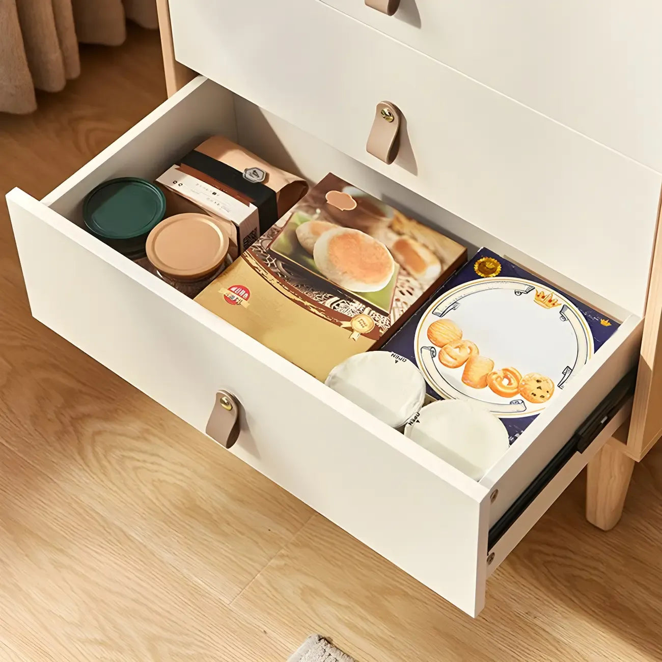 Commode en bois clair, finition naturelle durable et tiroirs en verre