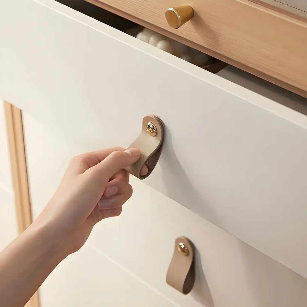 Commode en bois clair, finition naturelle durable et tiroirs en verre