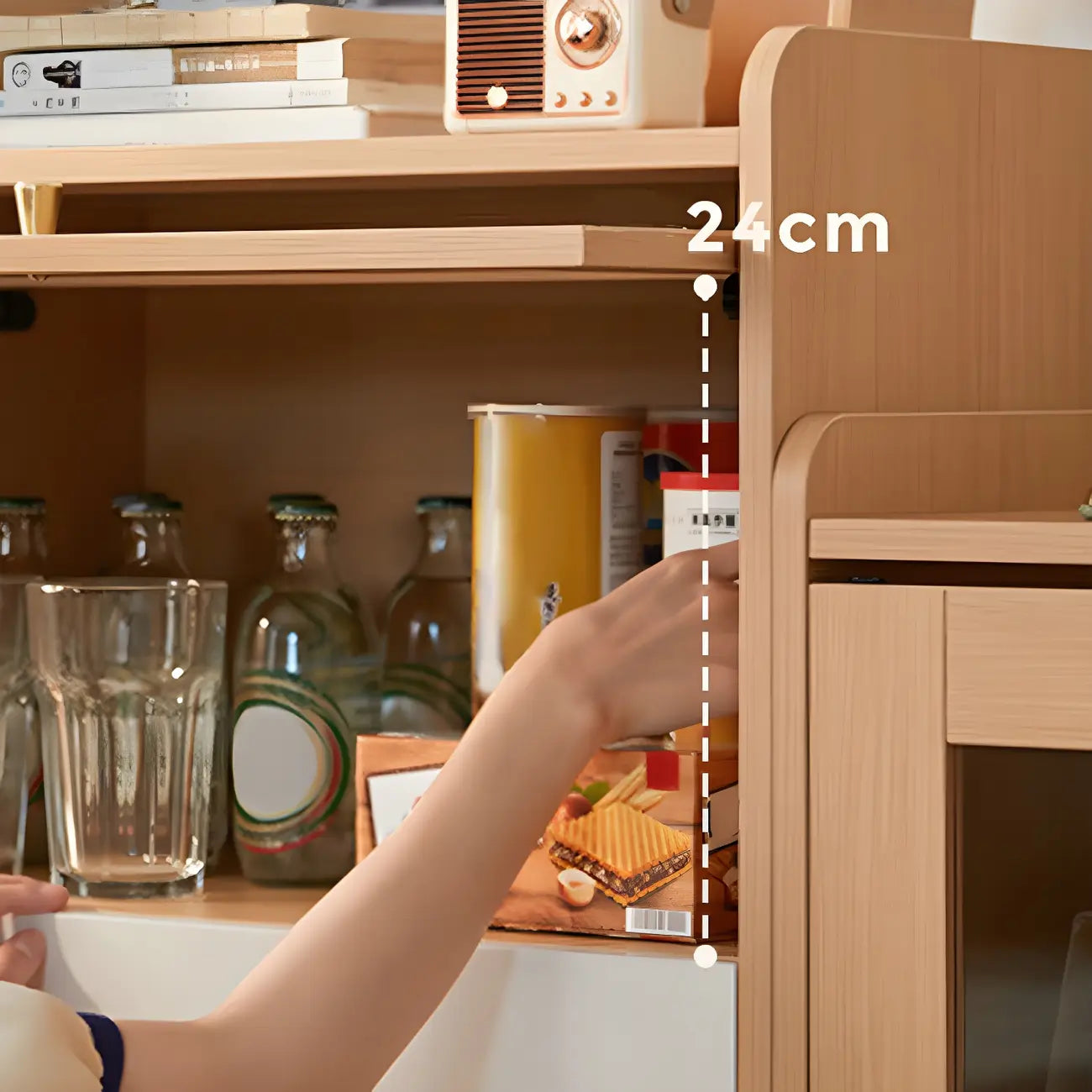 Commode en bois clair, finition naturelle durable et tiroirs en verre