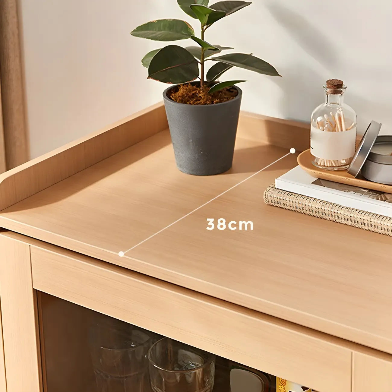 Commode en bois clair, finition naturelle durable et tiroirs en verre