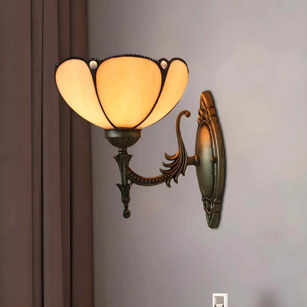 Applique murale vintage en laiton de 25 à 35 cm avec abat-jour en verre à motif floral.