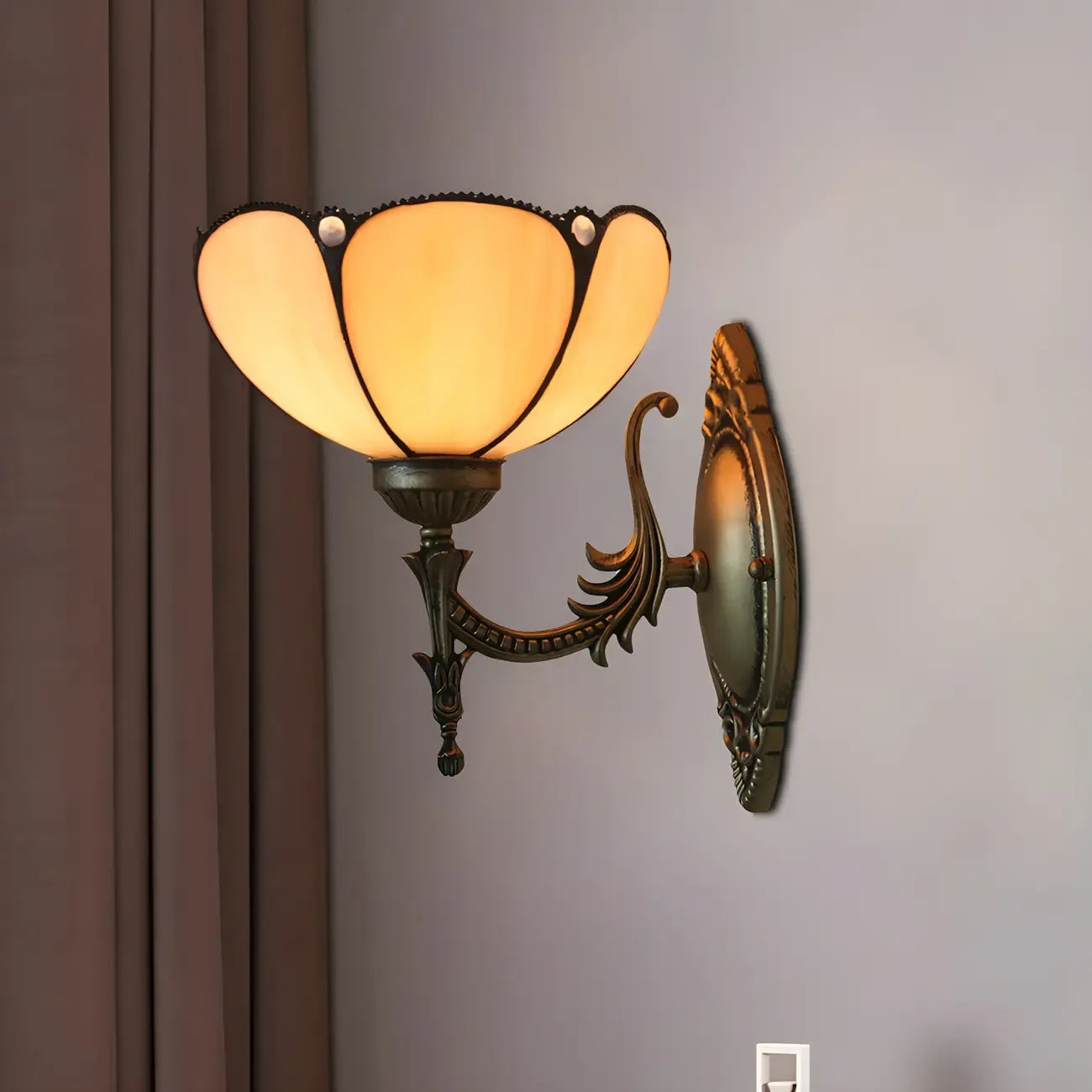 Applique murale vintage en laiton de 25 à 35 cm avec abat-jour en verre à motif floral.