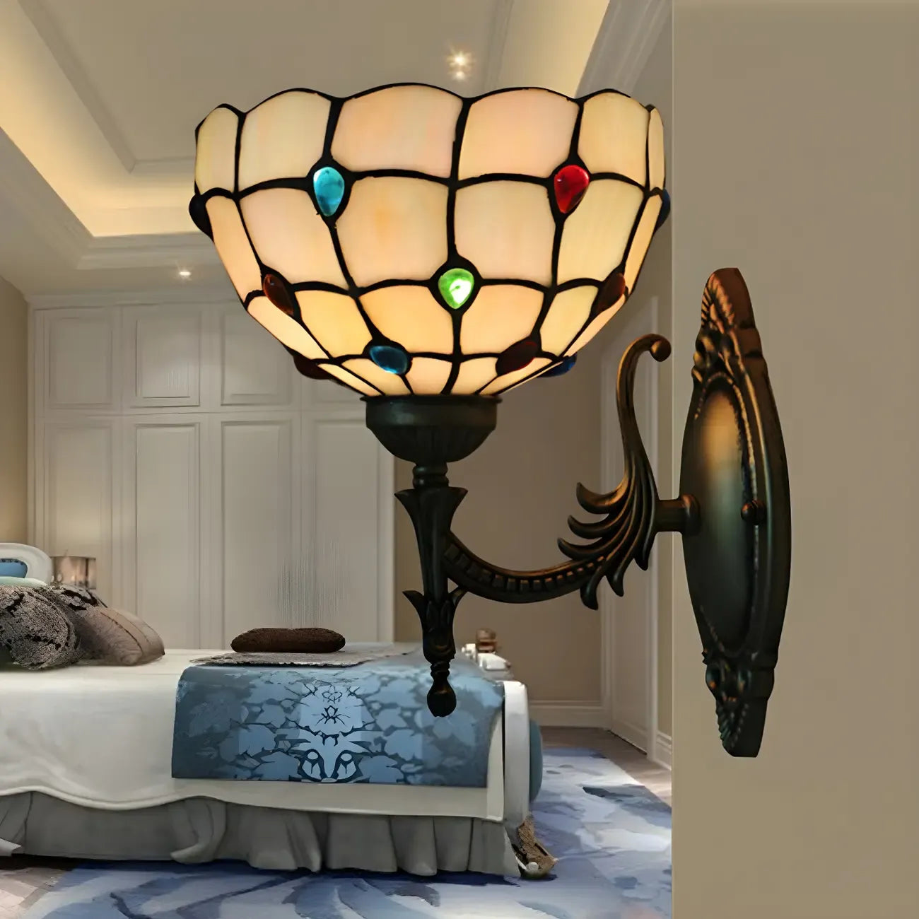 Applique murale vintage en laiton de 25 à 35 cm avec abat-jour en verre à motif floral.