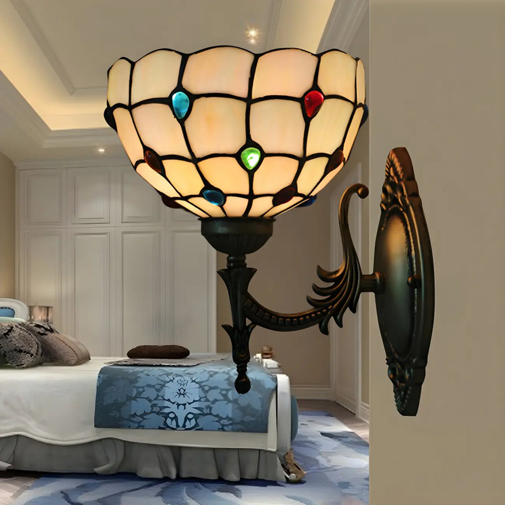 Applique murale vintage en laiton de 25 à 35 cm avec abat-jour en verre à motif floral.