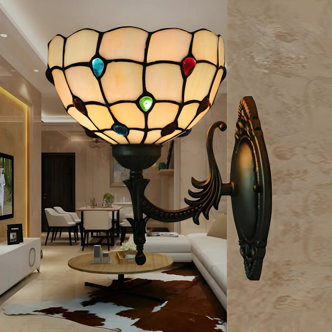 Applique murale vintage en laiton de 25 à 35 cm avec abat-jour en verre à motif floral.