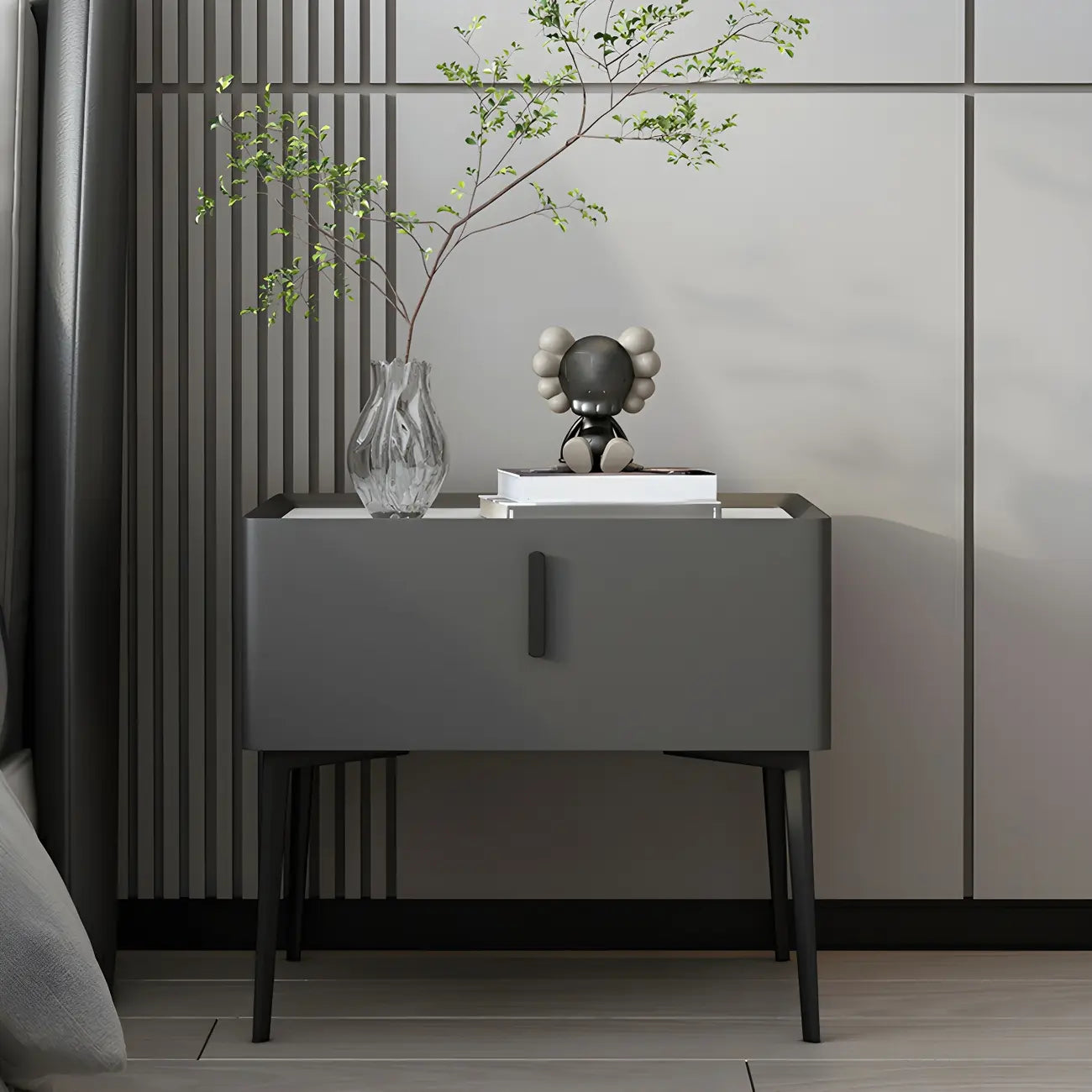 Table de chevet cubique étroite et tendance en bois avec pieds