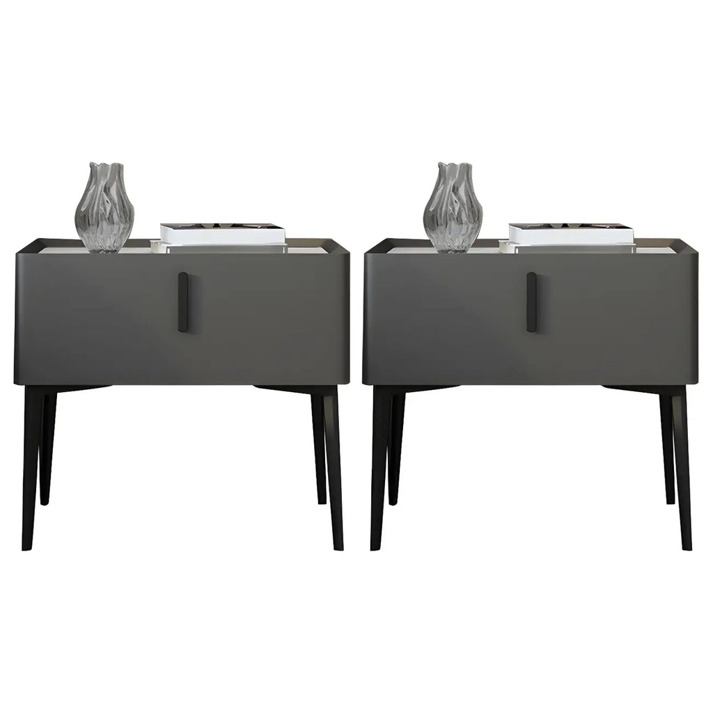 Table de chevet cubique étroite et tendance en bois avec pieds