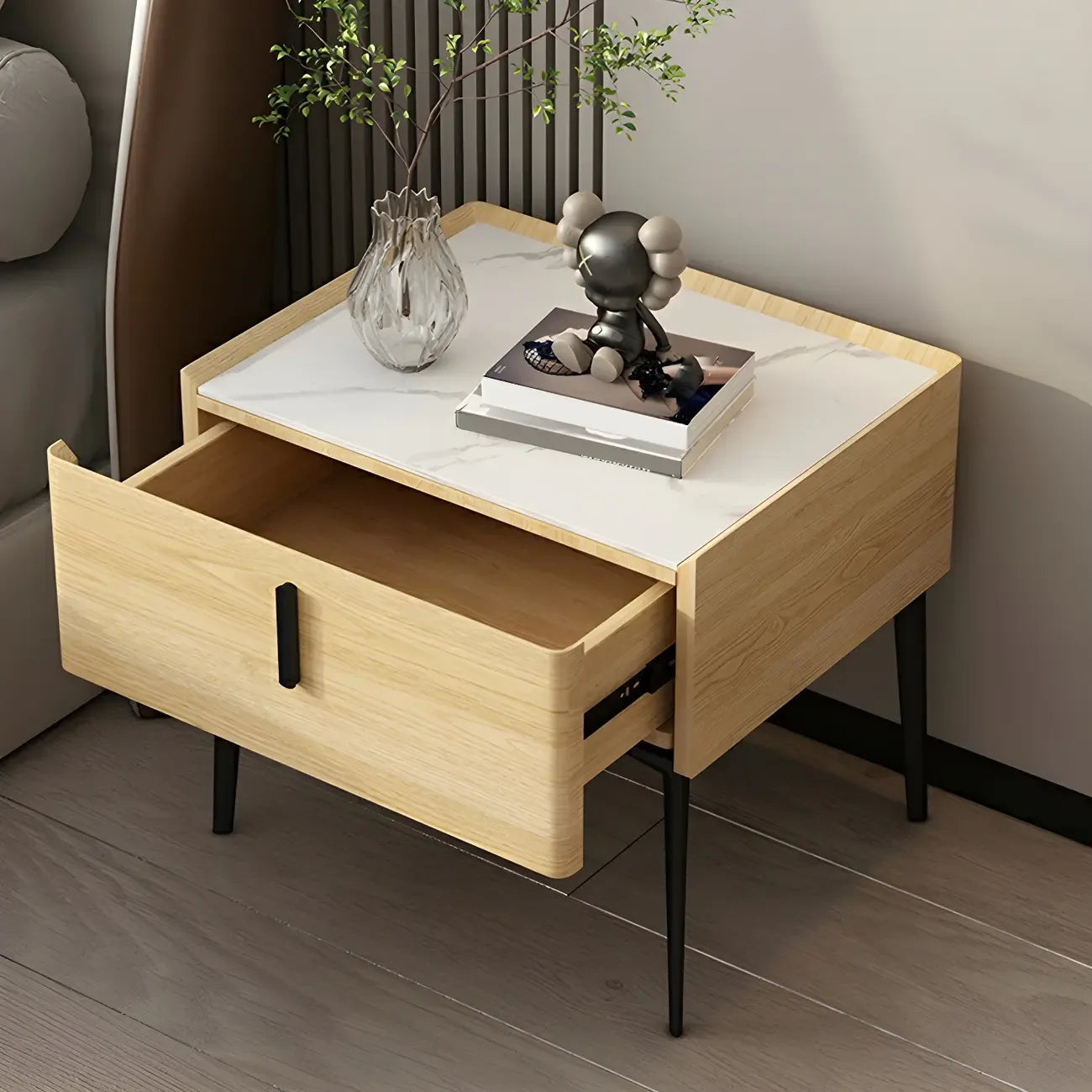 Table de chevet cubique étroite et tendance en bois avec pieds
