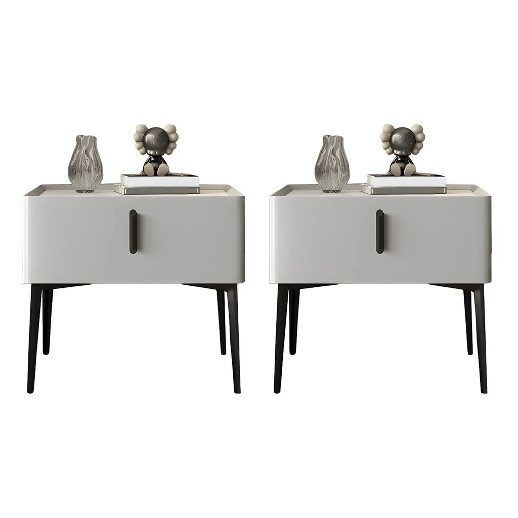 Table de chevet cubique étroite et tendance en bois avec pieds