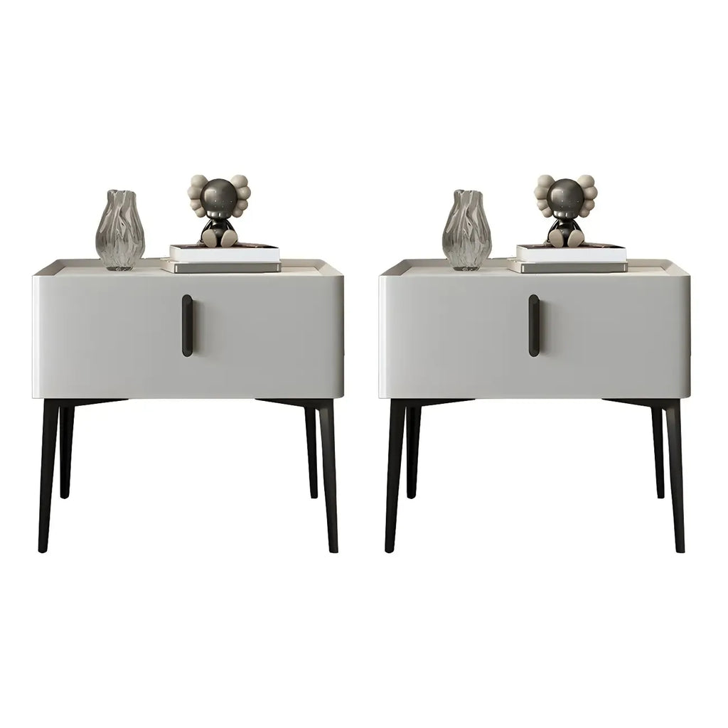 Table de chevet cubique étroite et tendance en bois avec pieds