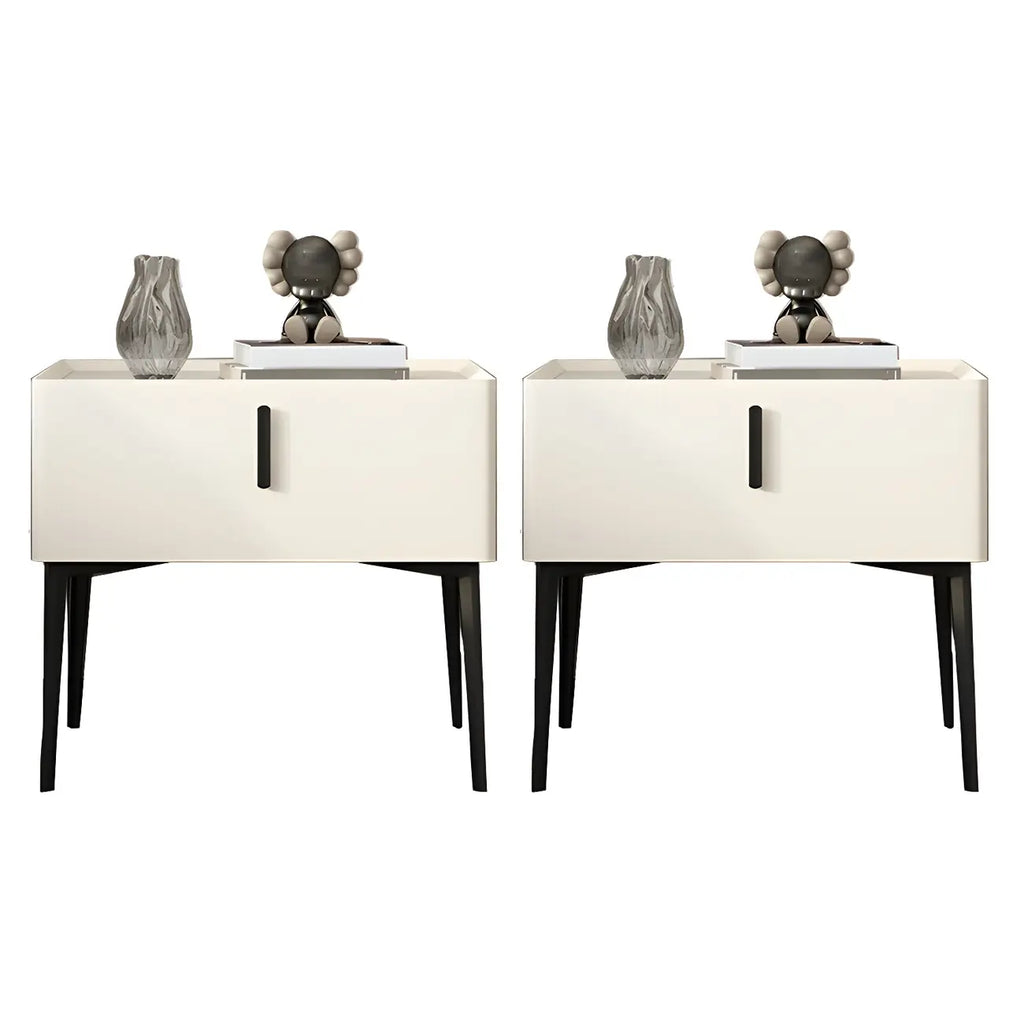 Table de chevet cubique étroite et tendance en bois avec pieds