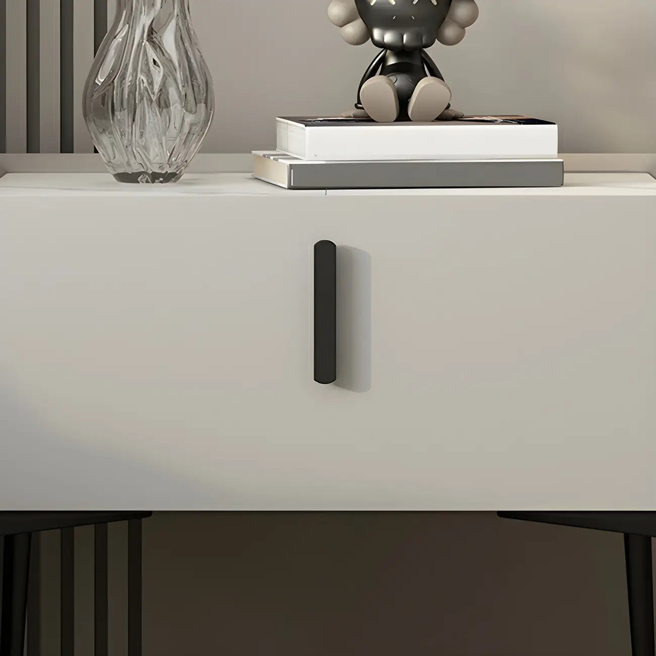 Table de chevet cubique étroite et tendance en bois avec pieds