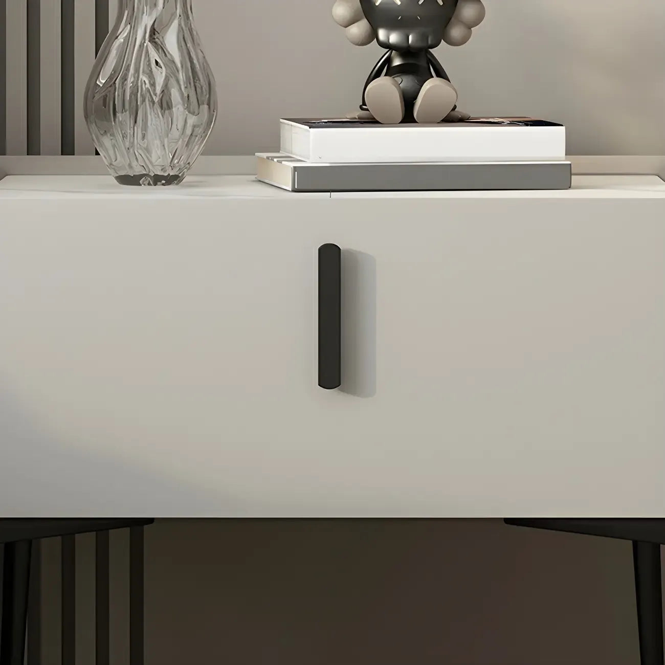 Table de chevet cubique étroite et tendance en bois avec pieds