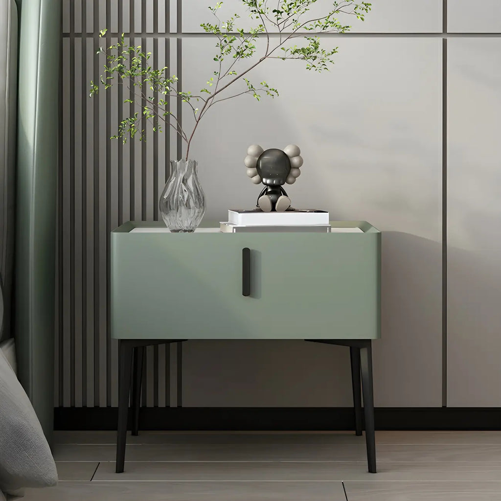 Table de chevet cubique étroite et tendance en bois avec pieds