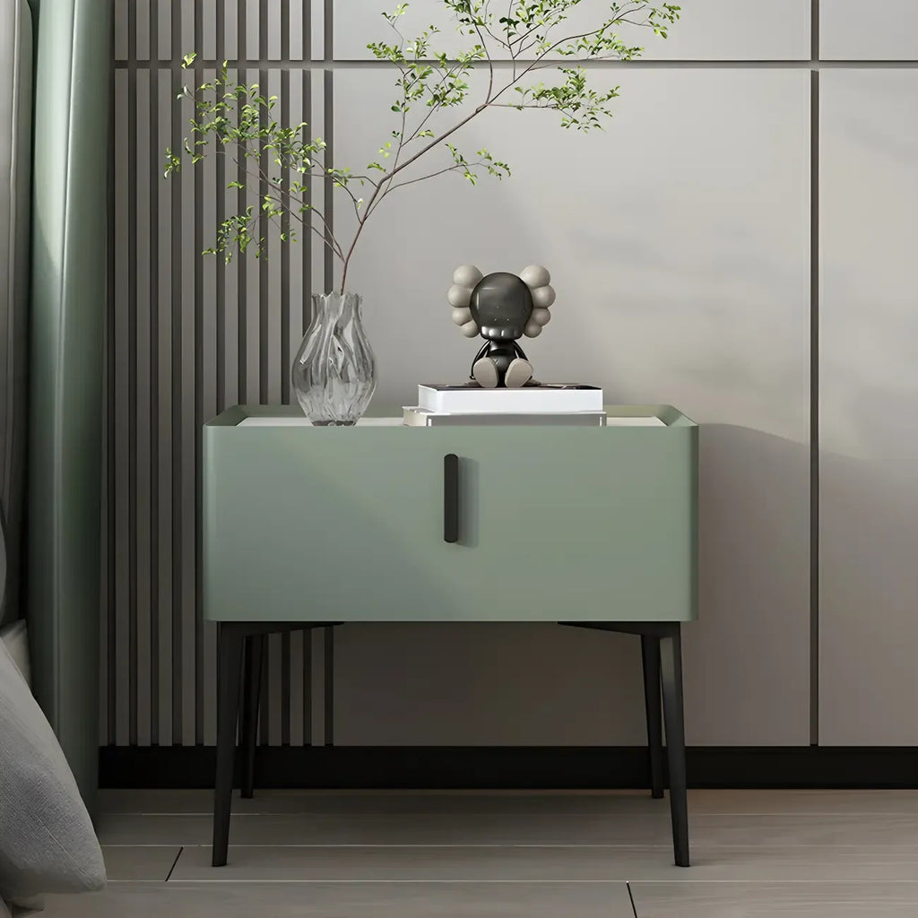 Table de chevet cubique étroite et tendance en bois avec pieds