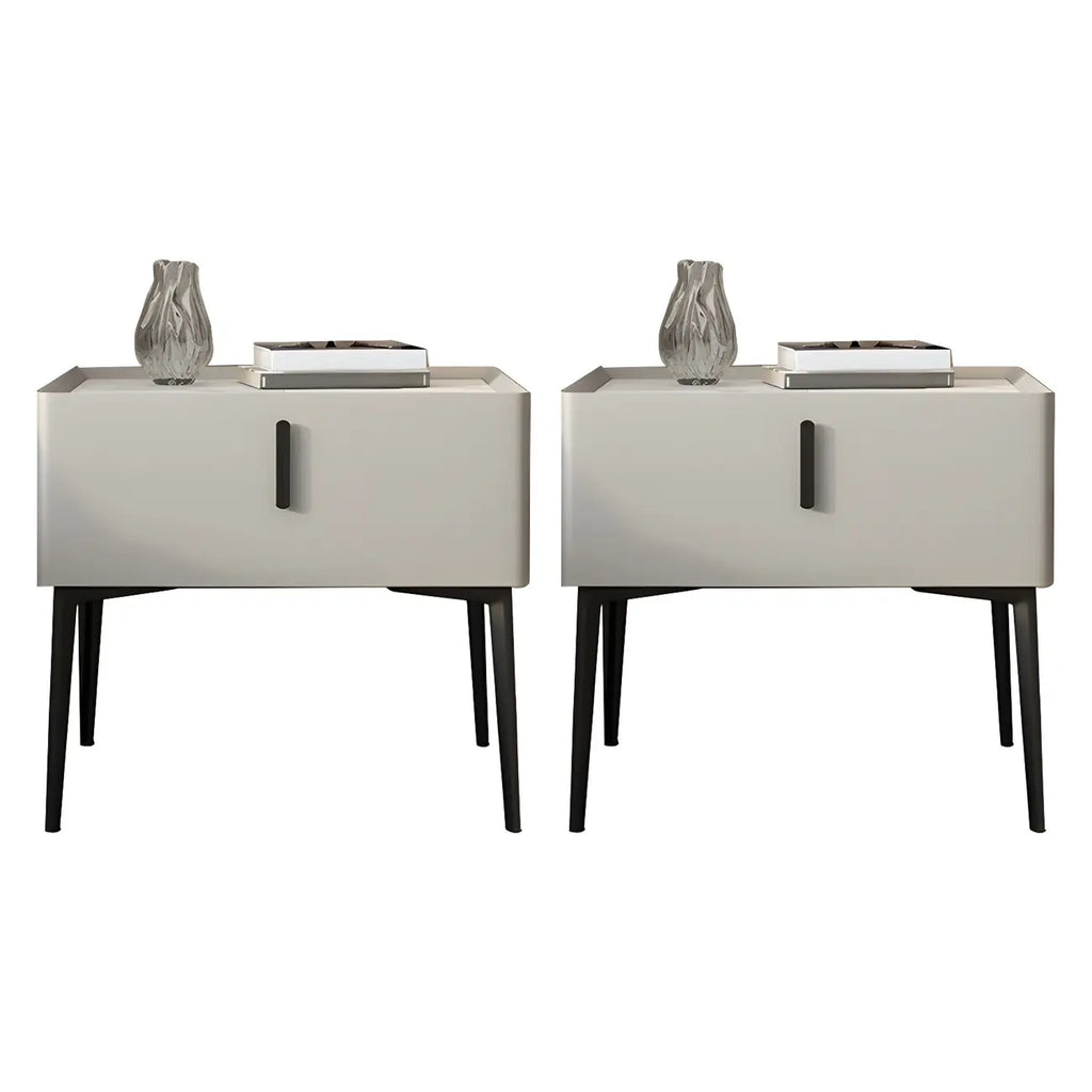 Table de chevet cubique étroite et tendance en bois avec pieds