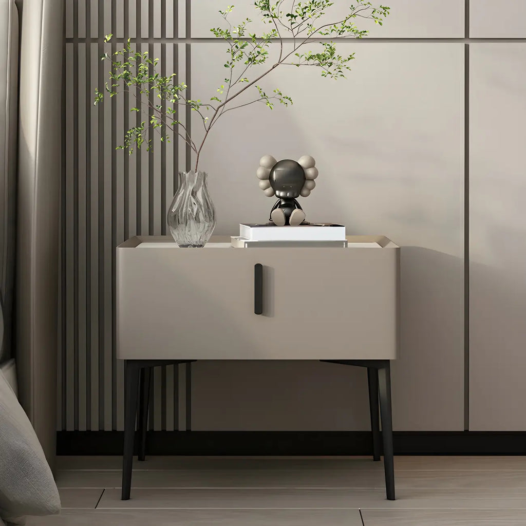 Table de chevet cubique étroite et tendance en bois avec pieds