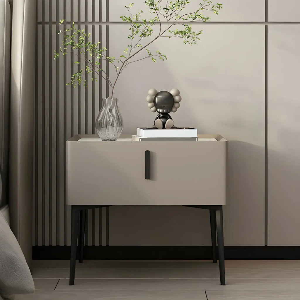 Table de chevet cubique étroite et tendance en bois avec pieds