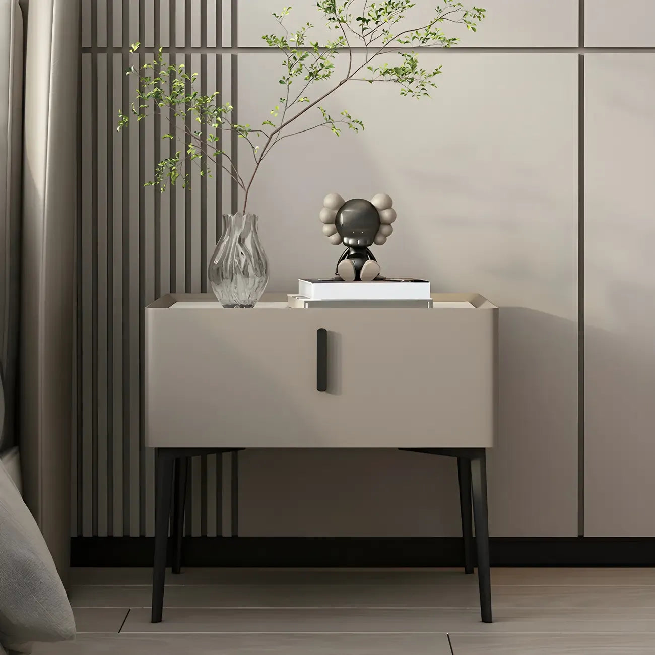 Table de chevet cubique étroite et tendance en bois avec pieds