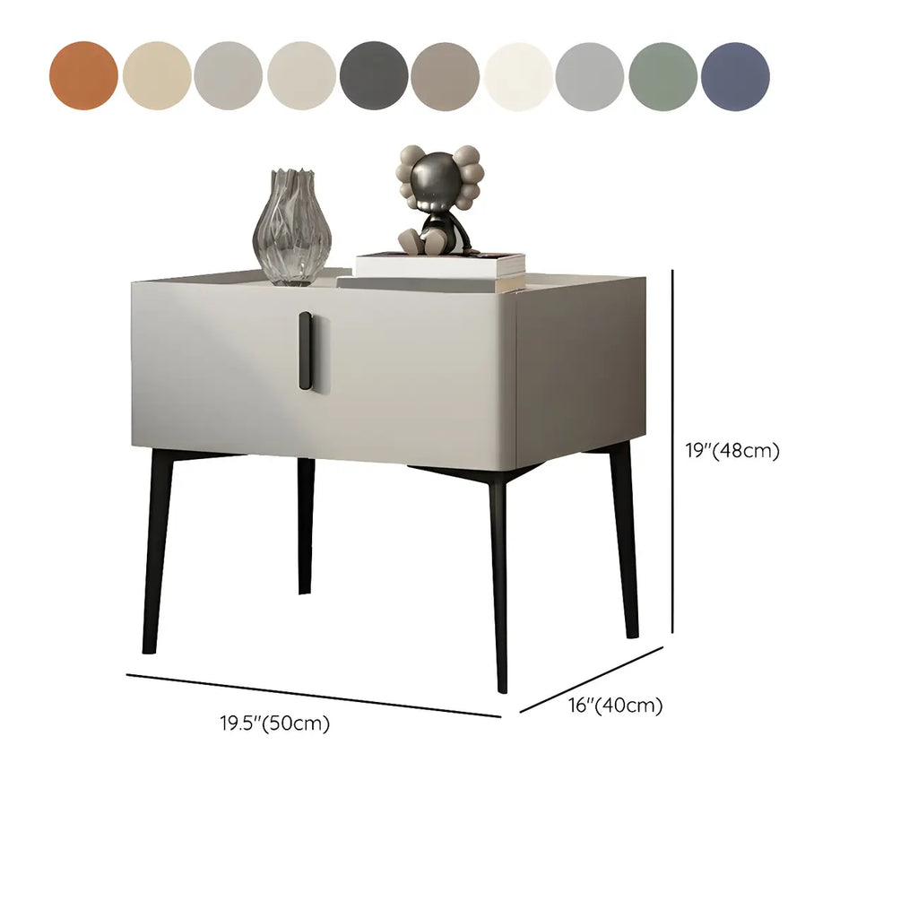 Table de chevet cubique étroite et tendance en bois avec pieds