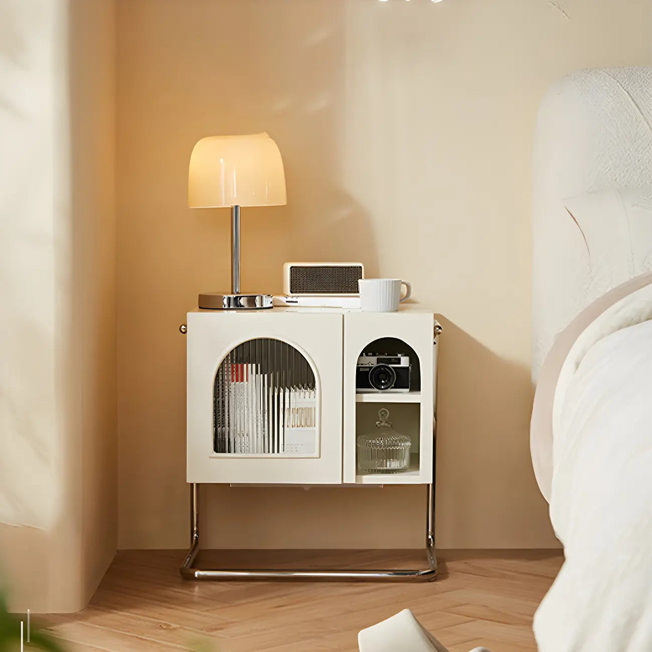 Table de chevet étroite cubique en bois noir avec base en acier