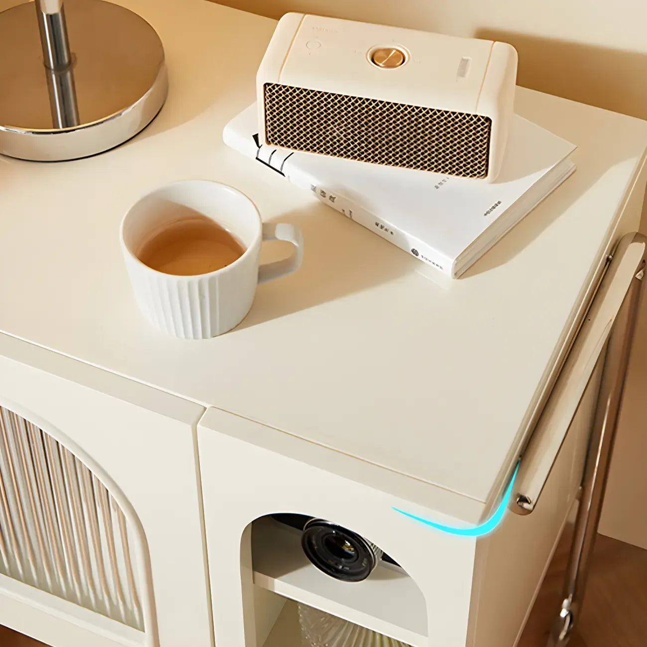 Table de chevet étroite cubique en bois noir avec base en acier