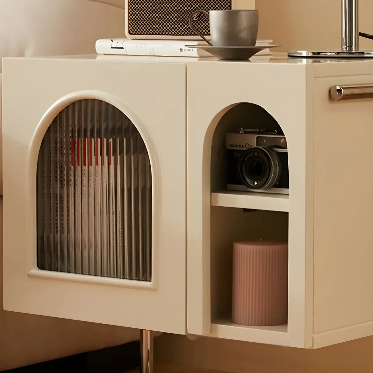 Table de chevet étroite cubique en bois noir avec base en acier