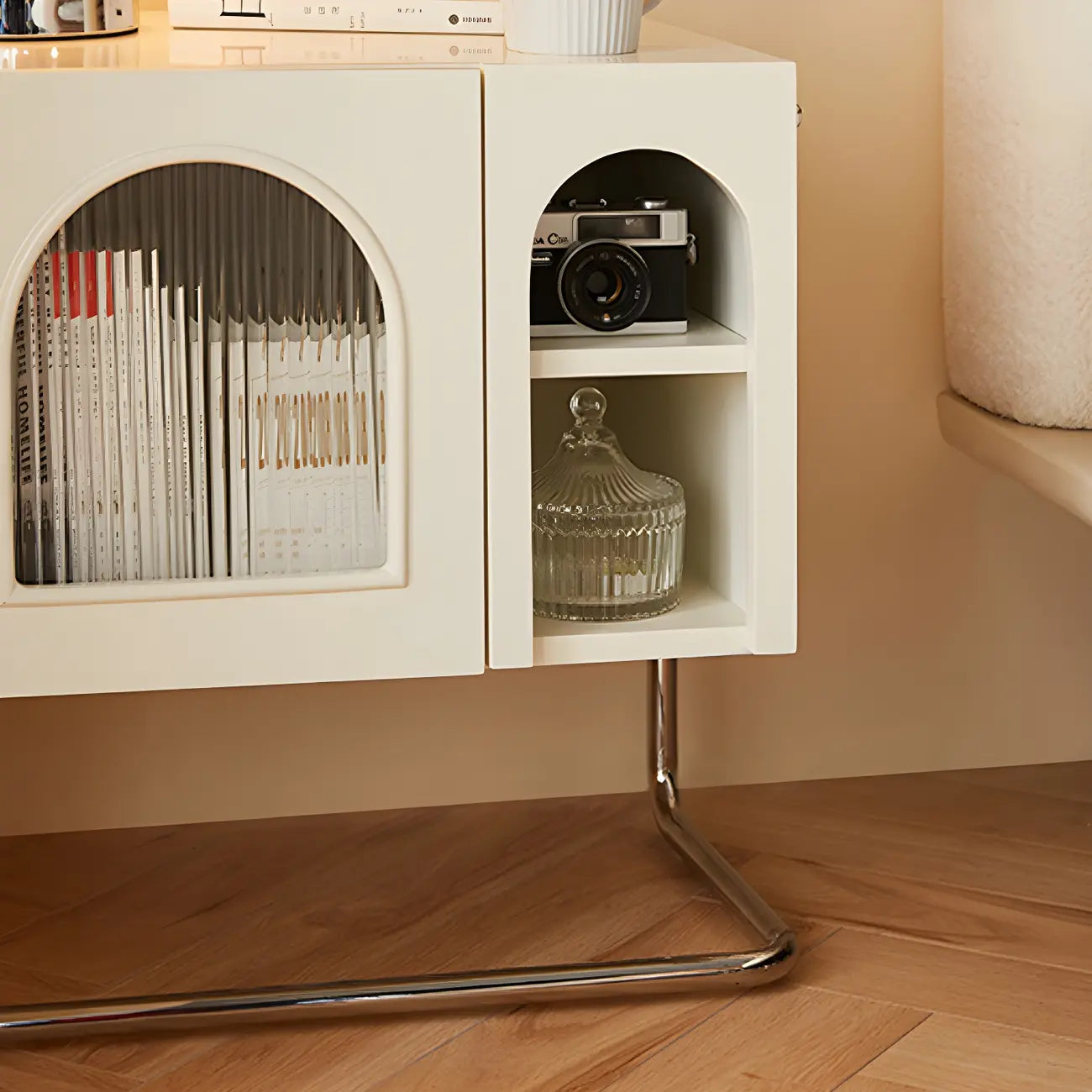 Table de chevet étroite cubique en bois noir avec base en acier