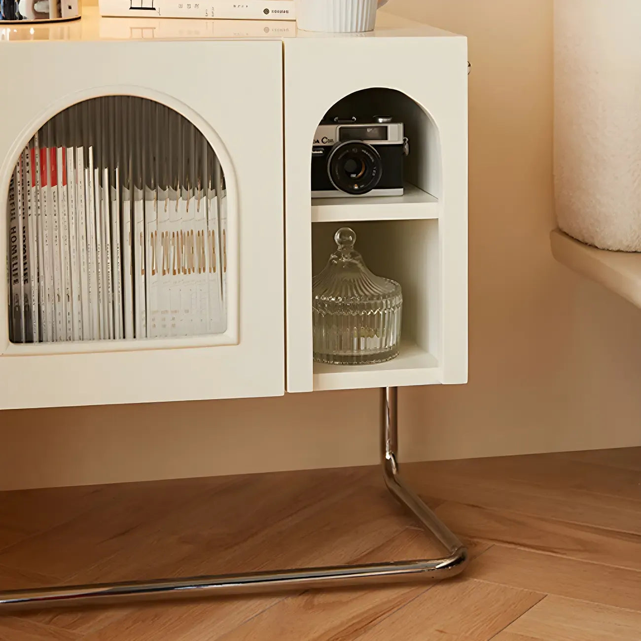 Table de chevet étroite cubique en bois noir avec base en acier