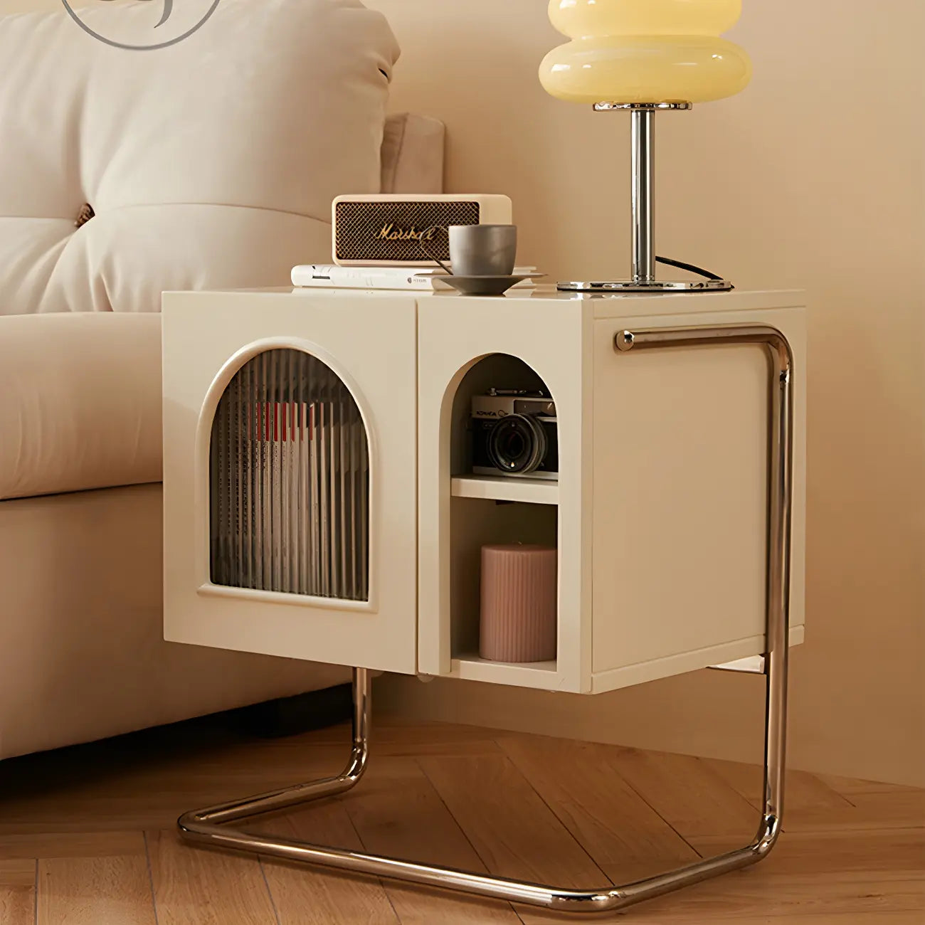 Table de chevet étroite cubique en bois noir avec base en acier