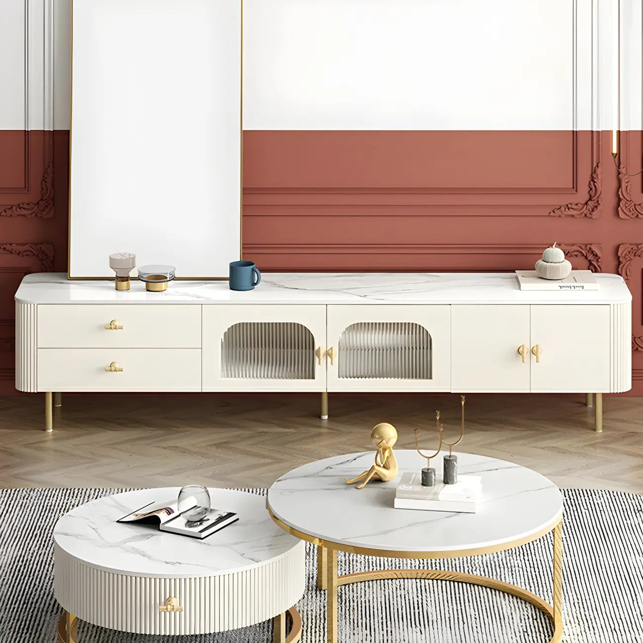 Meuble TV avec portes vitrées en pierre blanche et pieds dorés