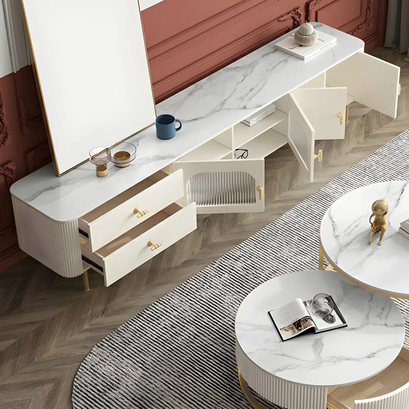 Meuble TV avec portes vitrées en pierre blanche et pieds dorés