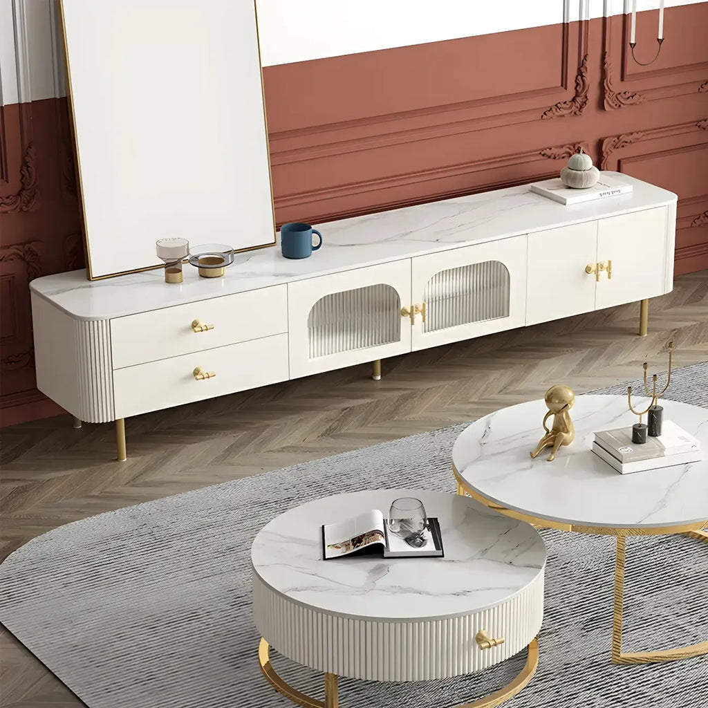 Meuble TV avec portes vitrées en pierre blanche et pieds dorés