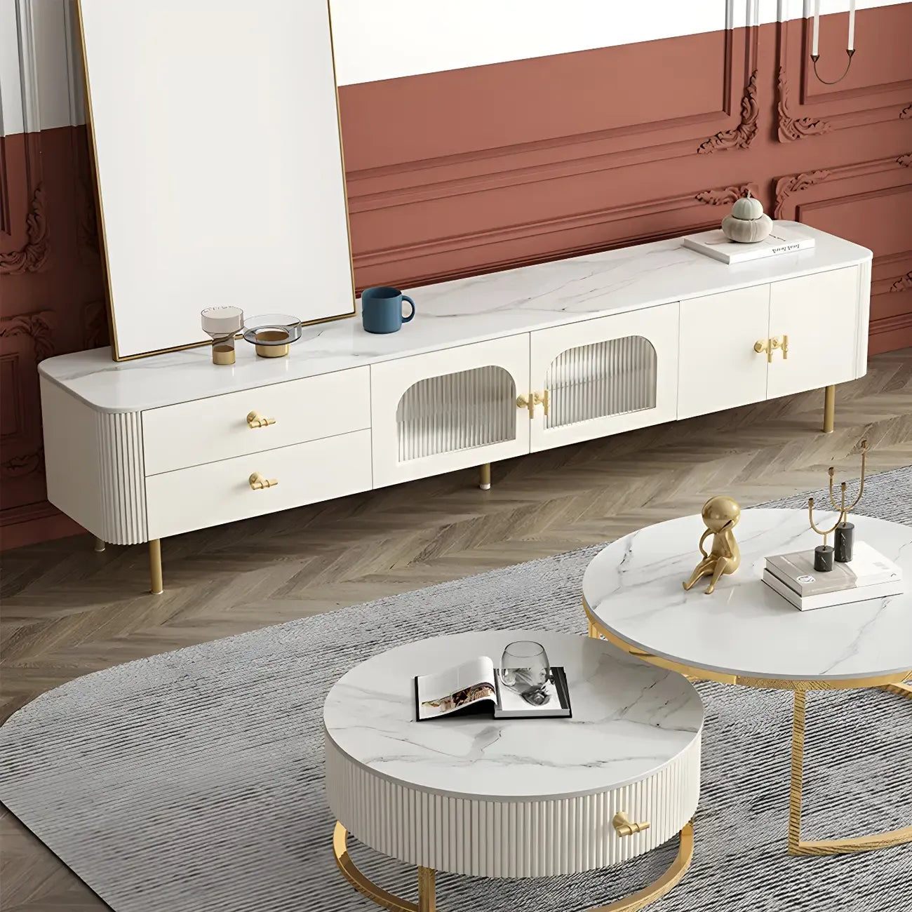 Meuble TV avec portes vitrées en pierre blanche et pieds dorés