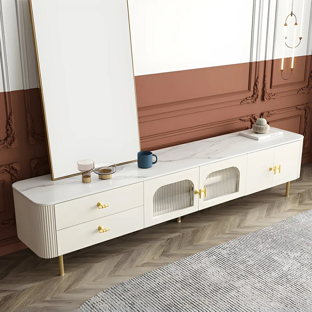 Meuble TV avec portes vitrées en pierre blanche et pieds dorés