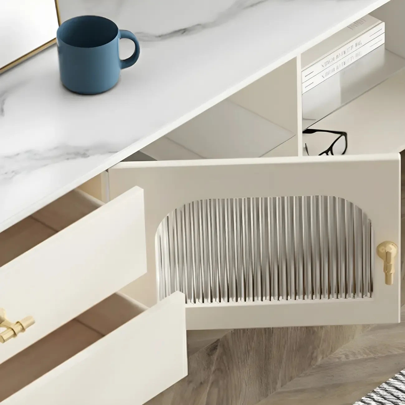 Meuble TV avec portes vitrées en pierre blanche et pieds dorés