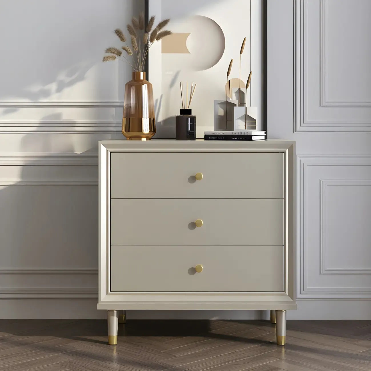 Commode moderne en bois avec poignées dorées pour chambre à coucher