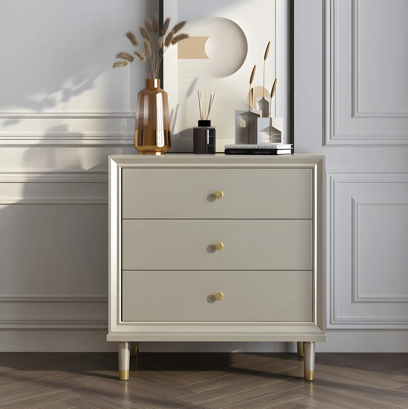 Commode moderne en bois avec poignées dorées pour chambre à coucher