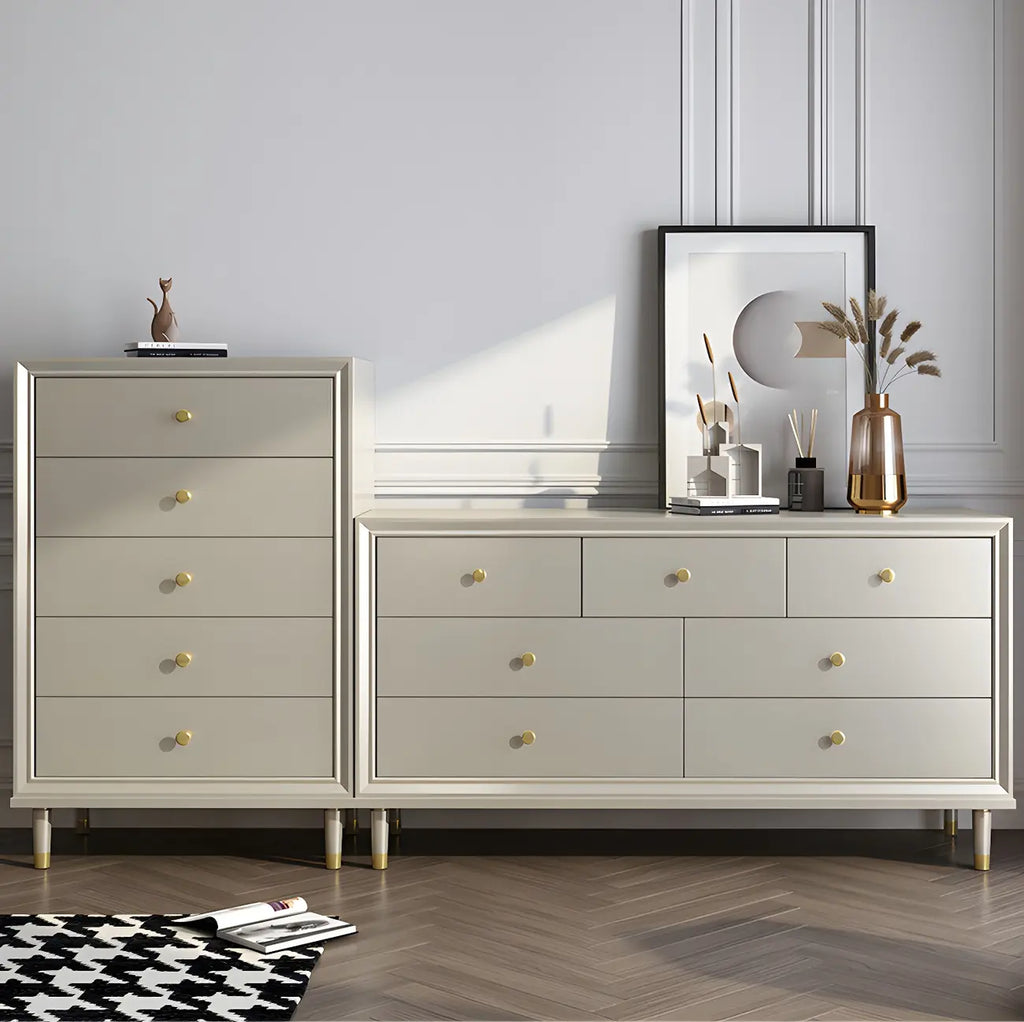 Commode moderne en bois avec poignées dorées pour chambre à coucher