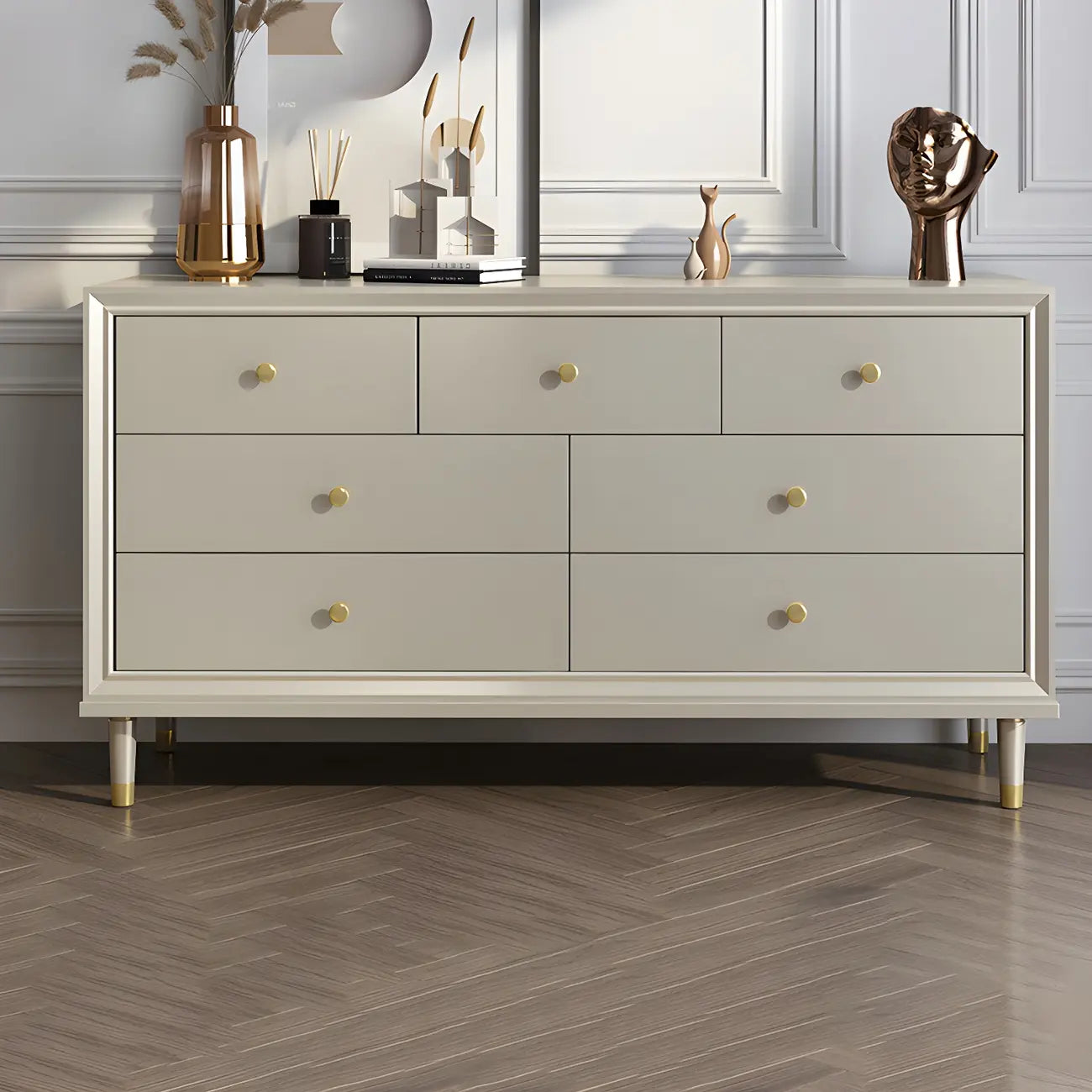 Commode moderne en bois avec poignées dorées pour chambre à coucher
