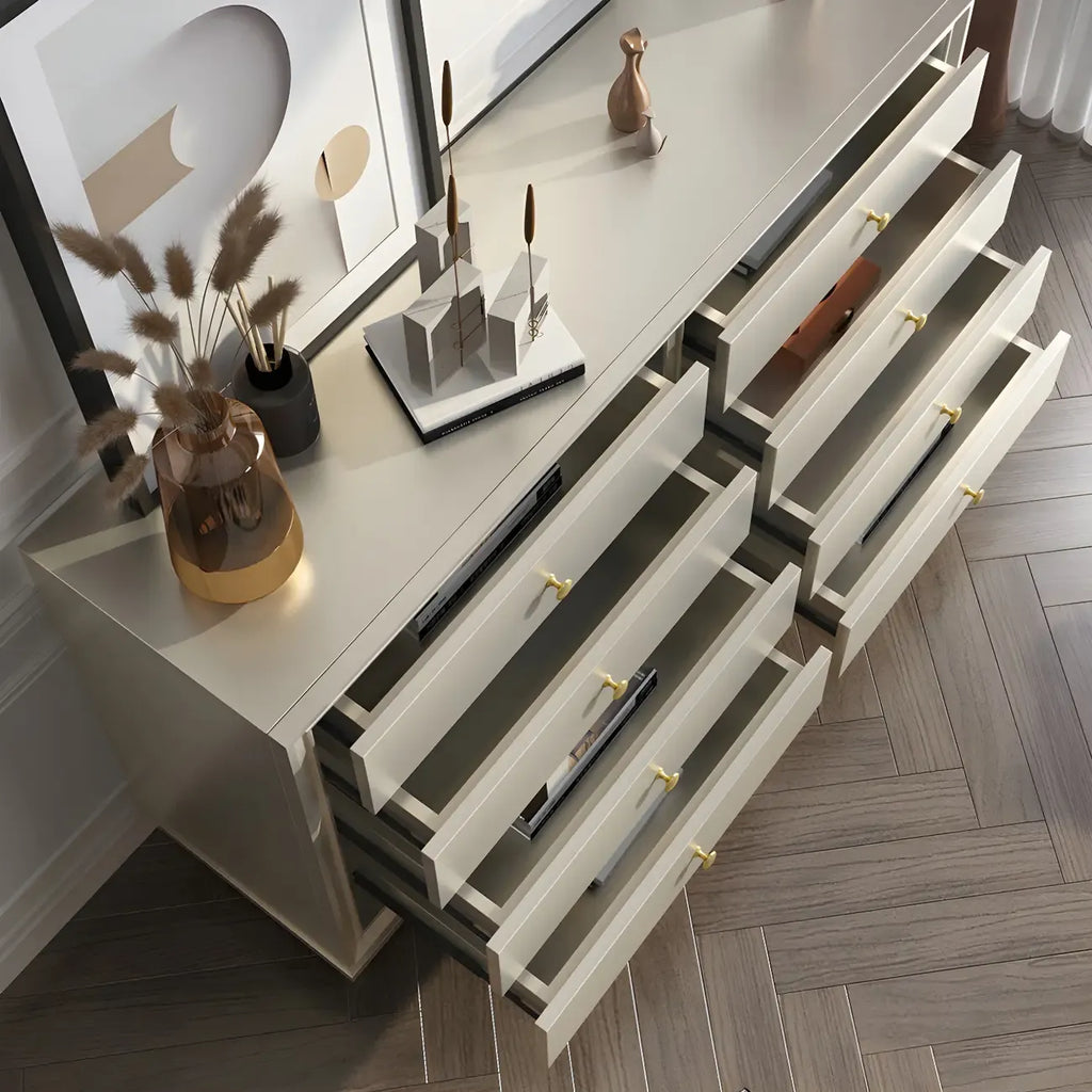 Commode moderne en bois avec poignées dorées pour chambre à coucher